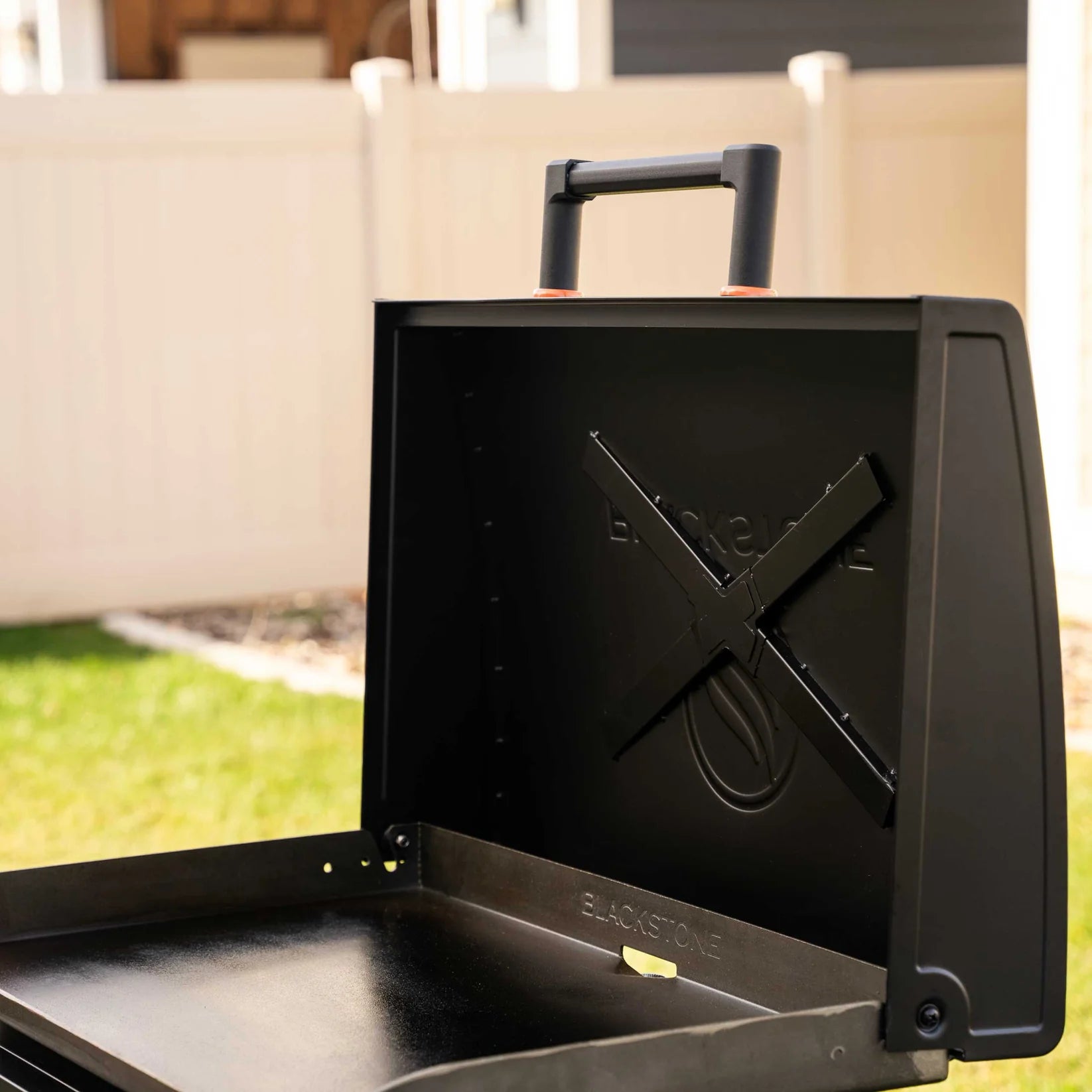 Grătar tip plită pe gaz Blackstone 28” Omnivore, cu capac